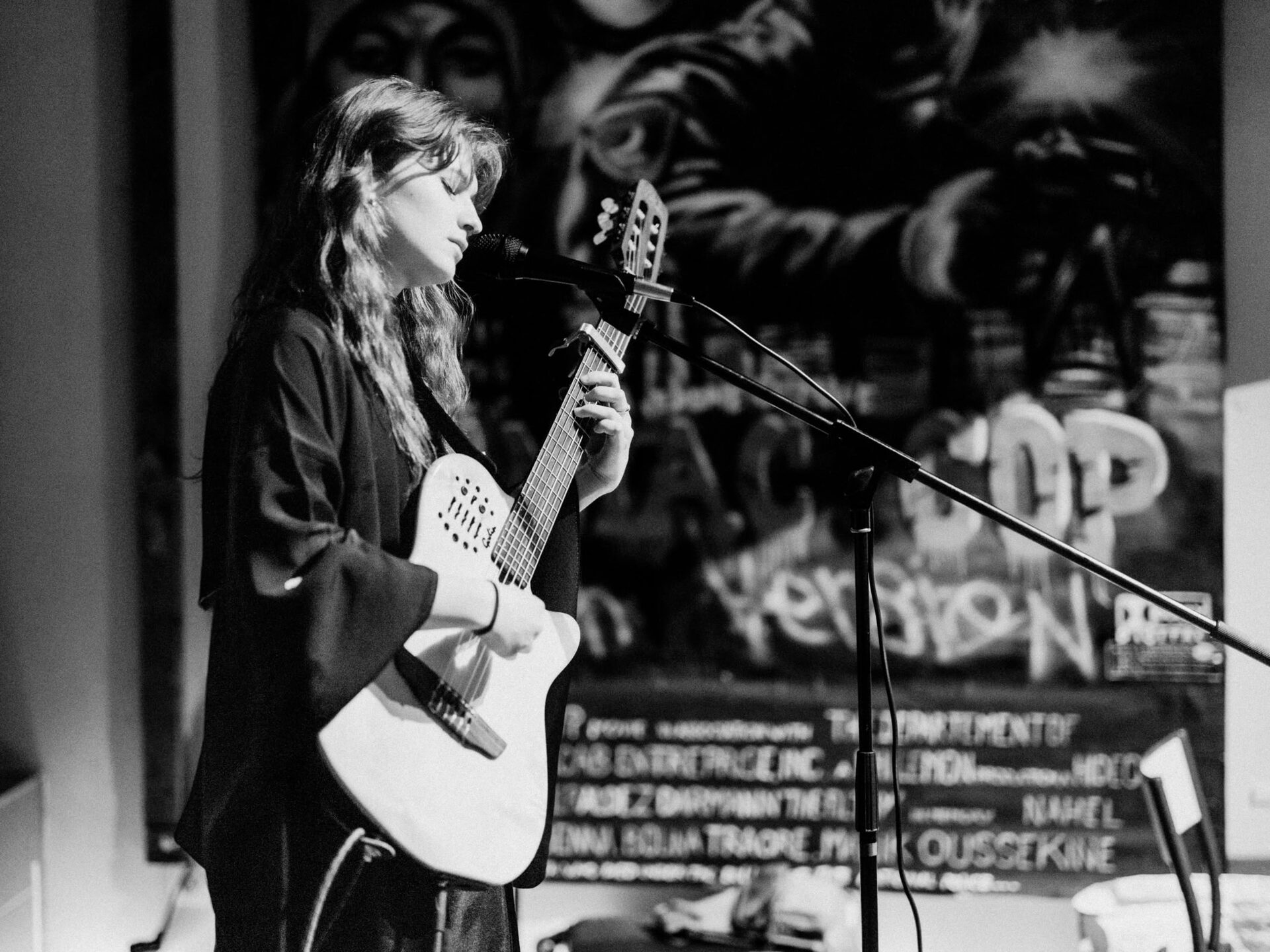 Concert d'Agnès à La Moulinette (Lille). Performance folk et indie capturée dans l'intimité de cette salle emblématique du Nord de la France. - Image 2